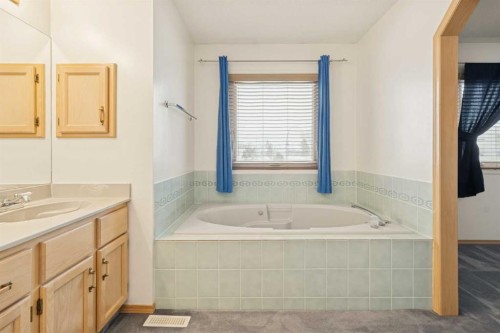 2498 Catalina Boulevard Ne, Calgary, AB - Indoor Photo Showing Bathroom