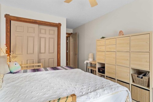 112-150 Crosbow Place, Canmore, AB - Indoor Photo Showing Bedroom