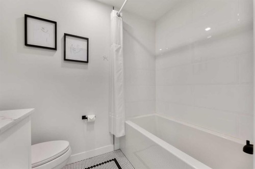 212-8505 Broadcast Avenue Sw, Calgary, AB - Indoor Photo Showing Bathroom