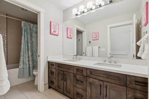 419 47 Avenue Sw, Calgary, AB - Indoor Photo Showing Bathroom