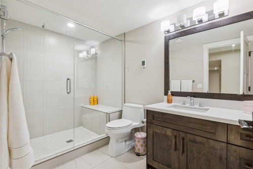 419 47 Avenue Sw, Calgary, AB - Indoor Photo Showing Bathroom