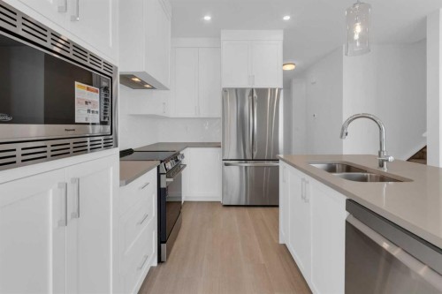 1321 South Point Parade Sw, Airdrie, AB - Indoor Photo Showing Kitchen With Double Sink With Upgraded Kitchen