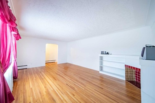 1109 40 Avenue Nw, Calgary, AB - Indoor Photo Showing Other Room