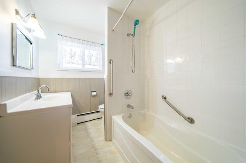 1109 40 Avenue Nw, Calgary, AB - Indoor Photo Showing Bathroom