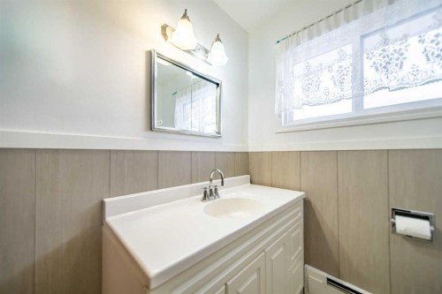 1109 40 Avenue Nw, Calgary, AB - Indoor Photo Showing Bathroom