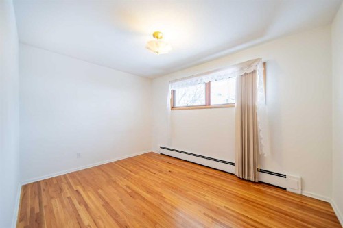 1109 40 Avenue Nw, Calgary, AB - Indoor Photo Showing Other Room