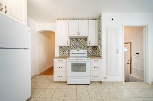 1109 40 Avenue Nw, Calgary, AB - Indoor Photo Showing Kitchen