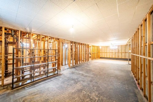 1109 40 Avenue Nw, Calgary, AB - Indoor Photo Showing Other Room