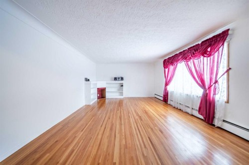 1109 40 Avenue Nw, Calgary, AB - Indoor Photo Showing Other Room