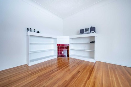 1109 40 Avenue Nw, Calgary, AB - Indoor Photo Showing Other Room