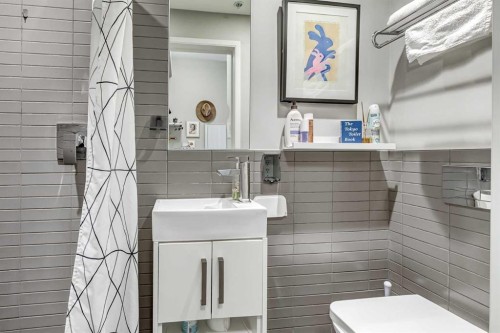 415-515 4 Avenue Ne, Calgary, AB - Indoor Photo Showing Bathroom