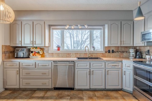 84 Thornaby Crescent Nw, Calgary, AB - Indoor Photo Showing Kitchen