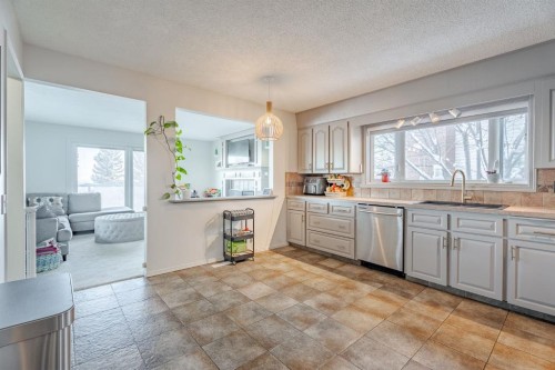 84 Thornaby Crescent Nw, Calgary, AB - Indoor Photo Showing Kitchen