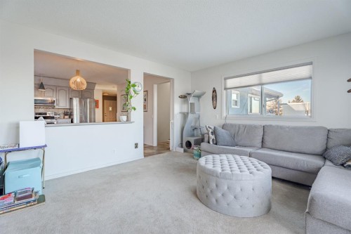84 Thornaby Crescent Nw, Calgary, AB - Indoor Photo Showing Living Room