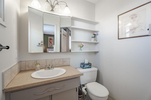 84 Thornaby Crescent Nw, Calgary, AB - Indoor Photo Showing Bathroom