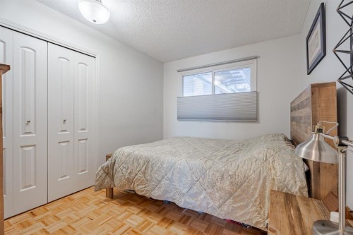 84 Thornaby Crescent Nw, Calgary, AB - Indoor Photo Showing Bedroom