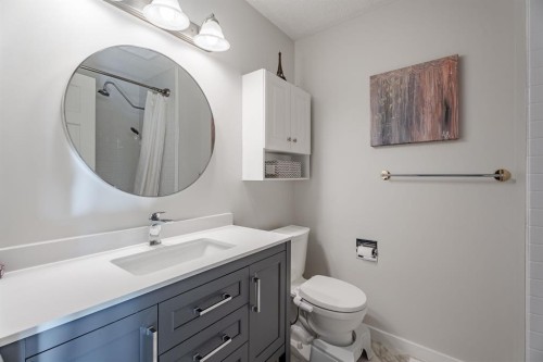 84 Thornaby Crescent Nw, Calgary, AB - Indoor Photo Showing Bathroom