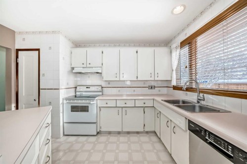 332 Wascana Crescent Se, Calgary, AB - Indoor Photo Showing Kitchen With Double Sink