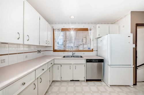 332 Wascana Crescent Se, Calgary, AB - Indoor Photo Showing Kitchen With Double Sink