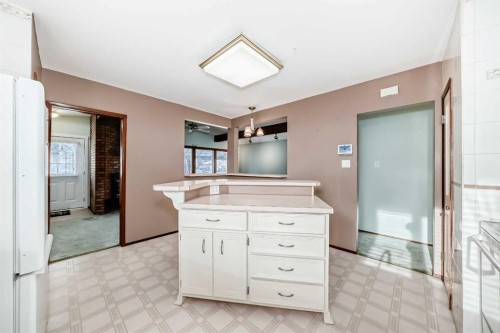 332 Wascana Crescent Se, Calgary, AB - Indoor Photo Showing Other Room