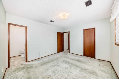 332 Wascana Crescent Se, Calgary, AB - Indoor Photo Showing Other Room