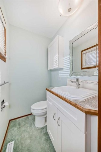332 Wascana Crescent Se, Calgary, AB - Indoor Photo Showing Bathroom