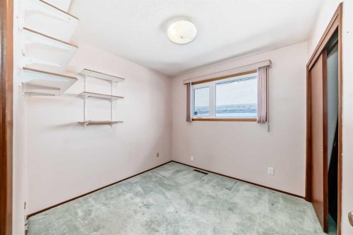 332 Wascana Crescent Se, Calgary, AB - Indoor Photo Showing Other Room
