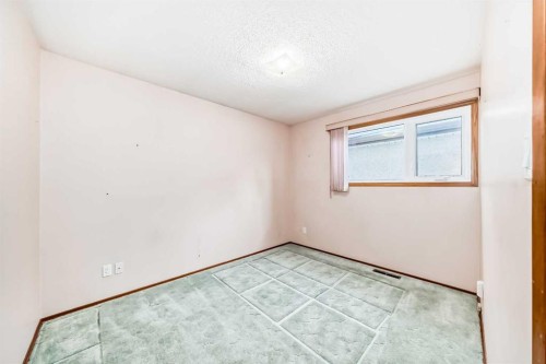 332 Wascana Crescent Se, Calgary, AB - Indoor Photo Showing Other Room