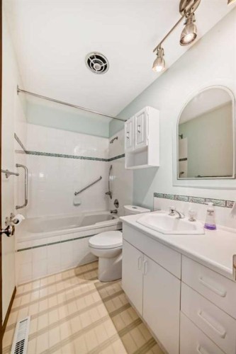 332 Wascana Crescent Se, Calgary, AB - Indoor Photo Showing Bathroom