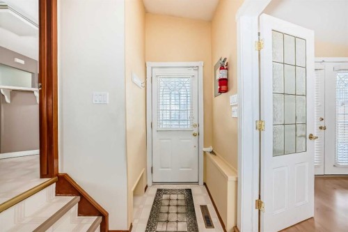 332 Wascana Crescent Se, Calgary, AB - Indoor Photo Showing Other Room