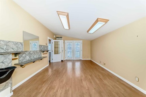 332 Wascana Crescent Se, Calgary, AB - Indoor Photo Showing Other Room