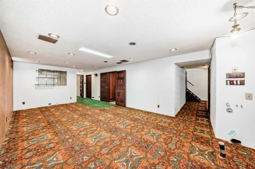 332 Wascana Crescent Se, Calgary, AB - Indoor Photo Showing Other Room