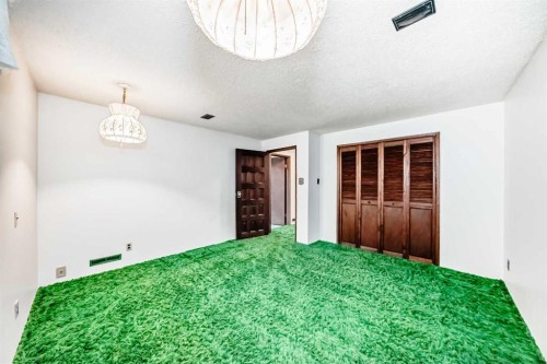 332 Wascana Crescent Se, Calgary, AB - Indoor Photo Showing Bedroom
