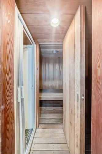 332 Wascana Crescent Se, Calgary, AB - Indoor Photo Showing Other Room