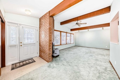 332 Wascana Crescent Se, Calgary, AB - Indoor Photo Showing Other Room