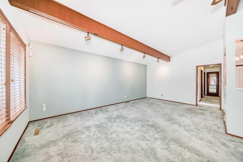 332 Wascana Crescent Se, Calgary, AB - Indoor Photo Showing Other Room