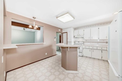 332 Wascana Crescent Se, Calgary, AB - Indoor Photo Showing Kitchen