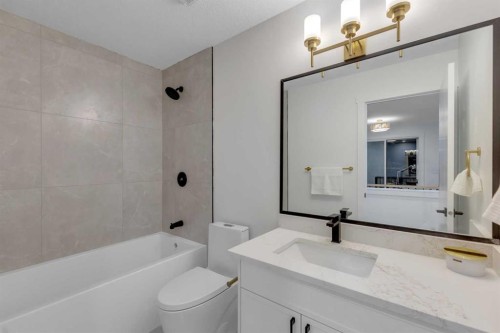 14115 Deer Run Boulevard Se, Calgary, AB - Indoor Photo Showing Bathroom