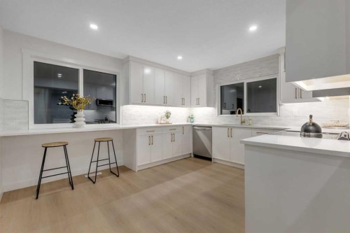 14115 Deer Run Boulevard Se, Calgary, AB - Indoor Photo Showing Kitchen With Upgraded Kitchen