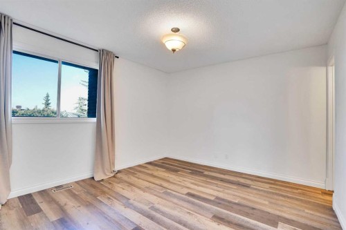 76 Coach Manor Rise Sw, Calgary, AB - Indoor Photo Showing Other Room