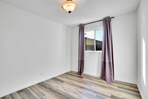 76 Coach Manor Rise Sw, Calgary, AB - Indoor Photo Showing Other Room