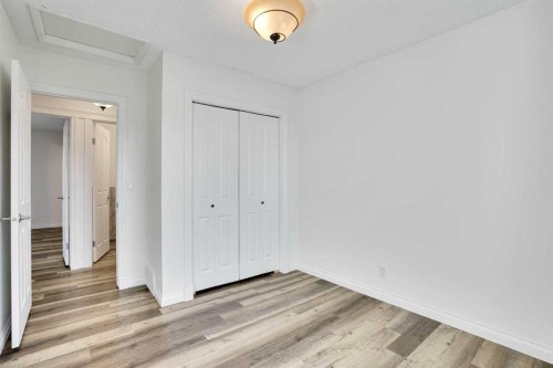 76 Coach Manor Rise Sw, Calgary, AB - Indoor Photo Showing Other Room