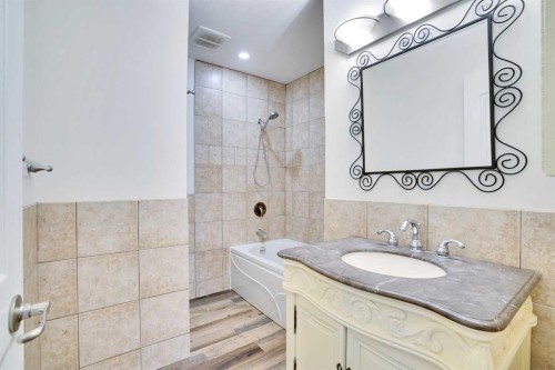 76 Coach Manor Rise Sw, Calgary, AB - Indoor Photo Showing Bathroom
