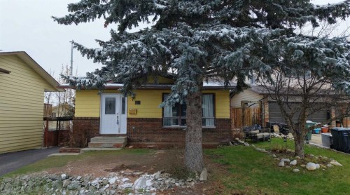 76 Coach Manor Rise Sw, Calgary, AB - Outdoor