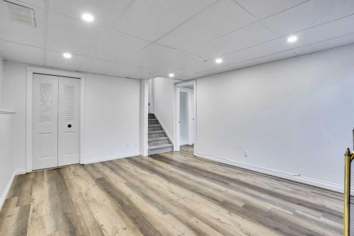 76 Coach Manor Rise Sw, Calgary, AB - Indoor