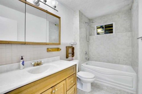 76 Coach Manor Rise Sw, Calgary, AB - Indoor Photo Showing Bathroom