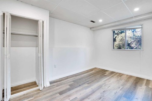 76 Coach Manor Rise Sw, Calgary, AB - Indoor Photo Showing Other Room