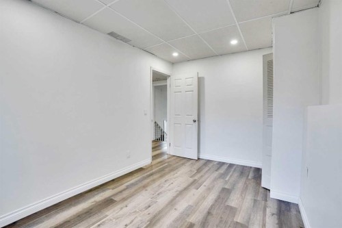 76 Coach Manor Rise Sw, Calgary, AB - Indoor Photo Showing Other Room