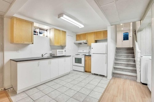 76 Coach Manor Rise Sw, Calgary, AB - Indoor Photo Showing Kitchen