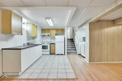 76 Coach Manor Rise Sw, Calgary, AB - Indoor Photo Showing Kitchen